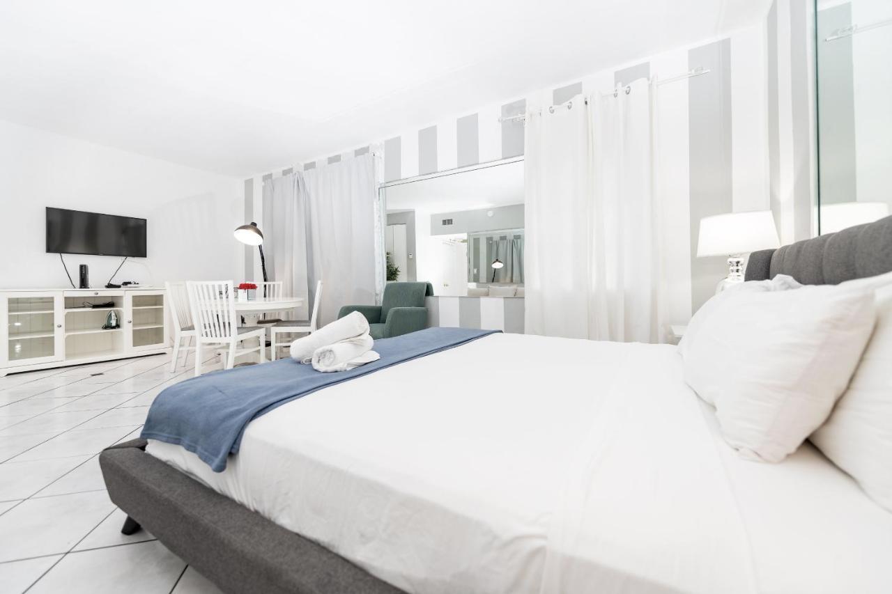 Apartments On Collins 마이애미 비치 외부 사진