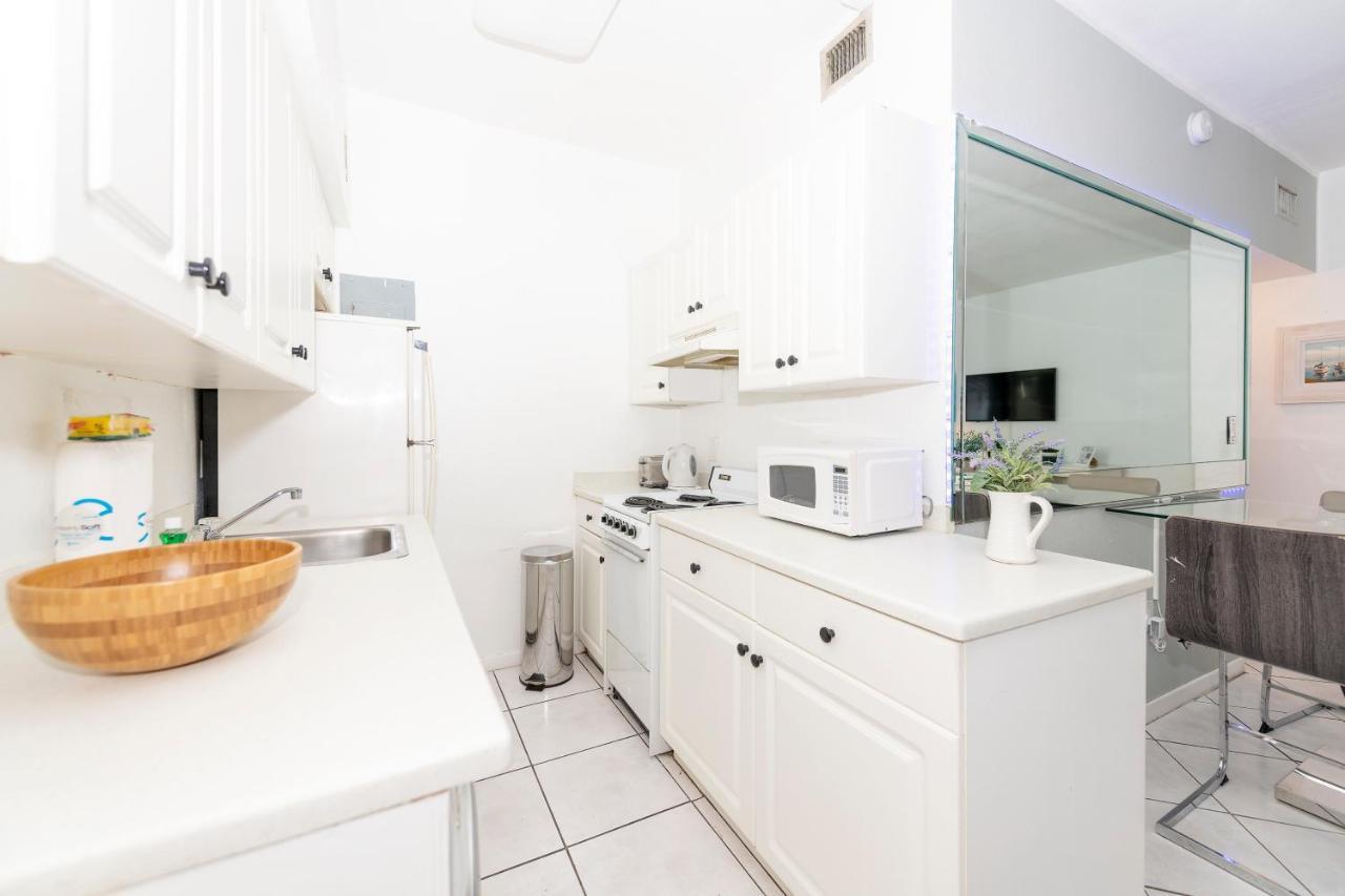 Apartments On Collins 마이애미 비치 외부 사진